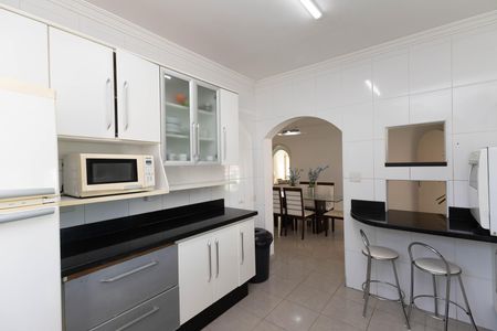 Casa à venda com 680m², 4 quartos e 4 vagas Casa à venda com 680m², 4 quartos e 4 vagasCozinha