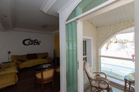Casa à venda com 680m², 4 quartos e 4 vagas Casa à venda com 680m², 4 quartos e 4 vagasSala