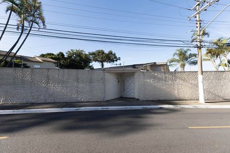 Casa à venda com 680m², 4 quartos e 4 vagas Casa à venda com 680m², 4 quartos e 4 vagasFachada