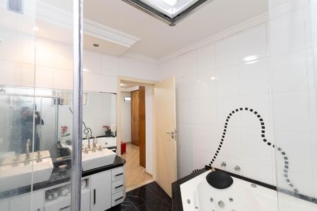 Casa à venda com 680m², 4 quartos e 4 vagas Casa à venda com 680m², 4 quartos e 4 vagasBanheiro da Suíte 3