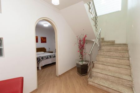Casa à venda com 680m², 4 quartos e 4 vagas Casa à venda com 680m², 4 quartos e 4 vagasHall