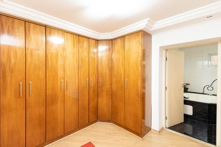 Casa à venda com 680m², 4 quartos e 4 vagas Casa à venda com 680m², 4 quartos e 4 vagasCloset