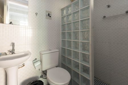 Casa à venda com 680m², 4 quartos e 4 vagas Casa à venda com 680m², 4 quartos e 4 vagasÁrea de Serviço 7