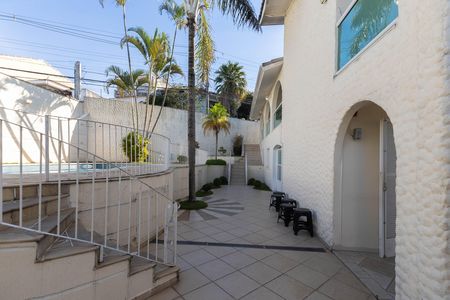 Casa à venda com 680m², 4 quartos e 4 vagas Casa à venda com 680m², 4 quartos e 4 vagasQuintal