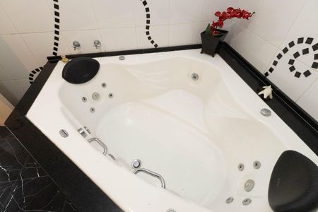 Casa à venda com 680m², 4 quartos e 4 vagas Casa à venda com 680m², 4 quartos e 4 vagasBanheiro da Suíte 3