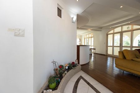 Casa à venda com 680m², 4 quartos e 4 vagas Casa à venda com 680m², 4 quartos e 4 vagasSala