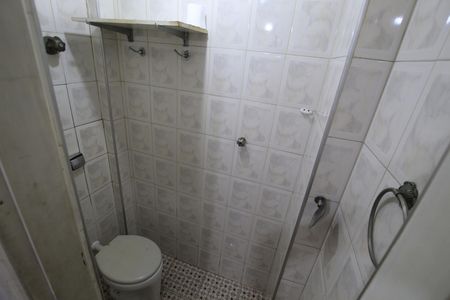 Banheiro de serviço de apartamento para alugar com 3 quartos, 108m² em Aclimação, São Paulo