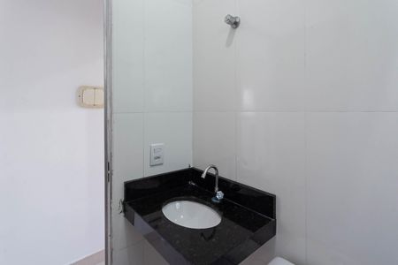 Casa para alugar com 60m², 2 quartos e 1 vaga Casa para alugar com 60m², 2 quartos e 1 vagaBanheiro social