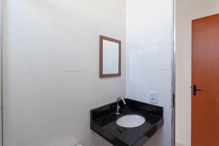 Casa para alugar com 60m², 2 quartos e 1 vaga Casa para alugar com 60m², 2 quartos e 1 vagaBanheiro social