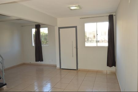 Casa de condomínio para alugar com 87m², 3 quartos e 2 vagasSala