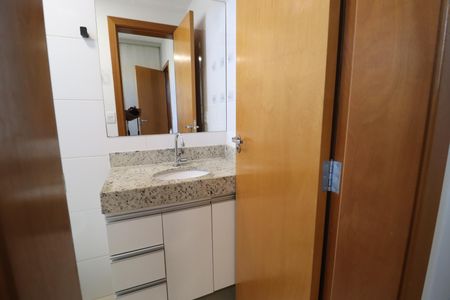 Banheiro do Quarto 1 de apartamento para alugar com 2 quartos, 61m² em Segismundo Pereira, Uberlândia