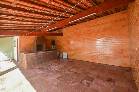 Casa à venda com 220m², 3 quartos e 6 vagasChurrasqueira