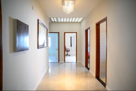Casa para alugar com 350m², 4 quartos e 12 vagas Casa para alugar com 350m², 4 quartos e 12 vagasCorredor