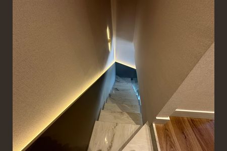 Apartamento para alugar com 75m², 2 quartos e 2 vagas Apartamento para alugar com 75m², 2 quartos e 2 vagasEscada