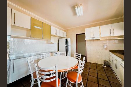 Casa para alugar com 90m², 4 quartos e 1 vaga