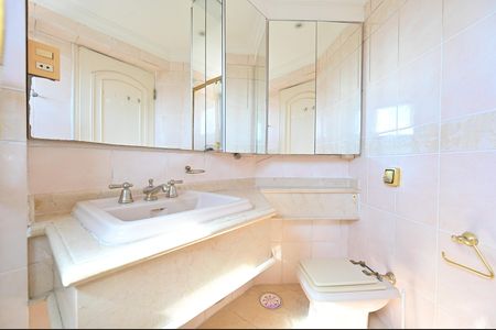 Apartamento para alugar com 200m², 2 quartos e 3 vagasBanheiro da Suíte 1