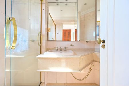 Apartamento para alugar com 200m², 2 quartos e 3 vagasBanheiro da Suíte 1