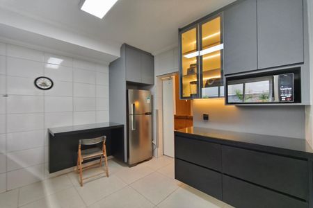 Casa de condomínio à venda com 299m², 5 quartos e 4 vagas Casa de condomínio à venda com 299m², 5 quartos e 4 vagasCozinha