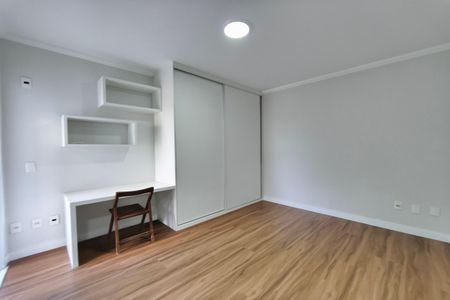 Casa de condomínio à venda com 299m², 5 quartos e 4 vagas Casa de condomínio à venda com 299m², 5 quartos e 4 vagasQuarto Suíte
