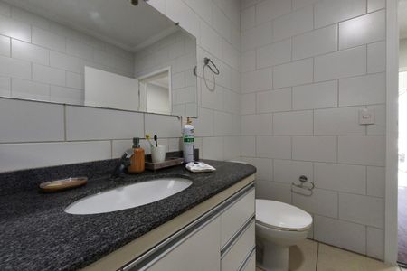 Casa de condomínio à venda com 299m², 5 quartos e 4 vagas Casa de condomínio à venda com 299m², 5 quartos e 4 vagasBanheiro Suíte