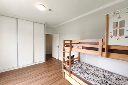 Casa de condomínio à venda com 299m², 5 quartos e 4 vagas Casa de condomínio à venda com 299m², 5 quartos e 4 vagasQuarto Suíte 2