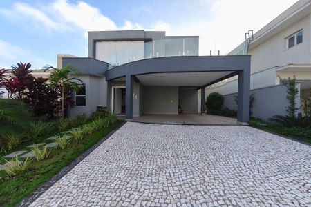Casa de condomínio à venda com 299m², 5 quartos e 4 vagas Casa de condomínio à venda com 299m², 5 quartos e 4 vagasFachada