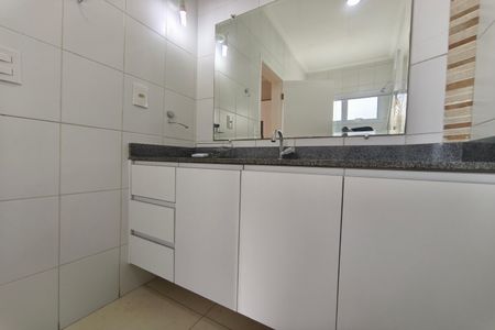 Casa de condomínio à venda com 299m², 5 quartos e 4 vagas Casa de condomínio à venda com 299m², 5 quartos e 4 vagasBanheiro Suíte 2