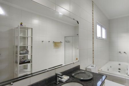 Casa de condomínio à venda com 299m², 5 quartos e 4 vagas Casa de condomínio à venda com 299m², 5 quartos e 4 vagasBanheiro Suíte 3