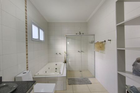 Casa de condomínio à venda com 299m², 5 quartos e 4 vagas Casa de condomínio à venda com 299m², 5 quartos e 4 vagasBanheiro Suíte 3
