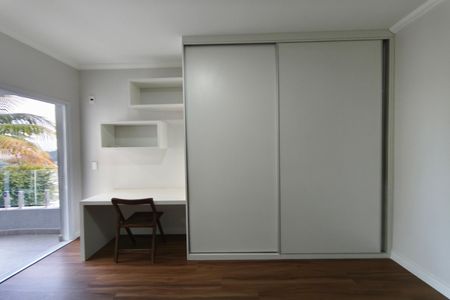 Casa de condomínio à venda com 299m², 5 quartos e 4 vagas Casa de condomínio à venda com 299m², 5 quartos e 4 vagasQuarto Suíte