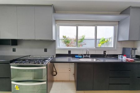 Casa de condomínio à venda com 299m², 5 quartos e 4 vagas Casa de condomínio à venda com 299m², 5 quartos e 4 vagasCozinha