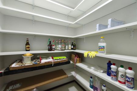 Casa de condomínio à venda com 299m², 5 quartos e 4 vagas Casa de condomínio à venda com 299m², 5 quartos e 4 vagasDespensa