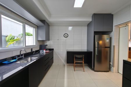 Casa de condomínio à venda com 299m², 5 quartos e 4 vagas Casa de condomínio à venda com 299m², 5 quartos e 4 vagasCozinha