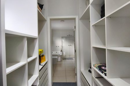 Casa de condomínio à venda com 299m², 5 quartos e 4 vagas Casa de condomínio à venda com 299m², 5 quartos e 4 vagasCloset Suíte 3