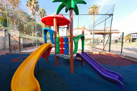 Casa de condomínio à venda com 299m², 5 quartos e 4 vagas Casa de condomínio à venda com 299m², 5 quartos e 4 vagasÁrea comum - Playground