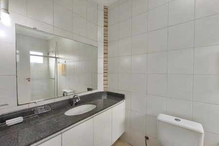 Casa de condomínio à venda com 299m², 5 quartos e 4 vagas Casa de condomínio à venda com 299m², 5 quartos e 4 vagasBanheiro Suíte 2
