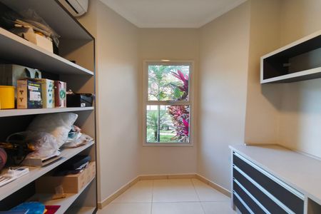 Casa de condomínio à venda com 299m², 5 quartos e 4 vagas Casa de condomínio à venda com 299m², 5 quartos e 4 vagasEscritório