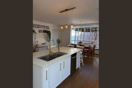 Casa à venda com 190m², 4 quartos e 2 vagas Casa à venda com 190m², 4 quartos e 2 vagasCozinha