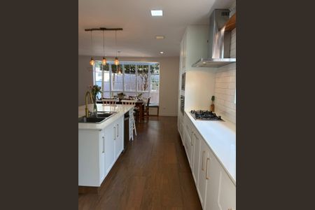 Casa à venda com 190m², 4 quartos e 2 vagas Casa à venda com 190m², 4 quartos e 2 vagasCozinha