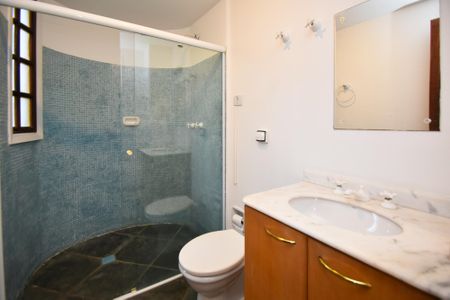 Casa para alugar com 680m², 6 quartos e 6 vagas Casa para alugar com 680m², 6 quartos e 6 vagasbanheiro sala casa sub solo