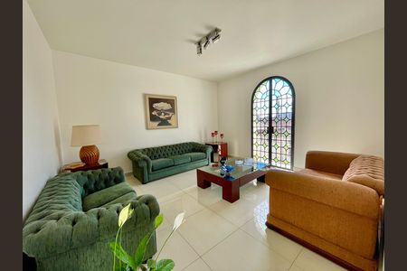 Casa para alugar com 4 quartos, 400m² em Colégio Batista, Belo Horizonte