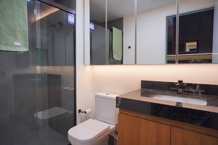 Banheiro  de kitnet/studio para alugar com 1 quarto, 25m² em Rio Branco, Porto Alegre