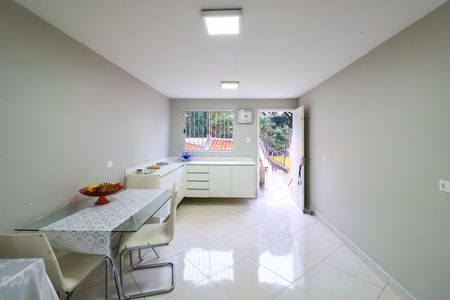 Casa à venda com 76m², 2 quartos e 1 vaga
