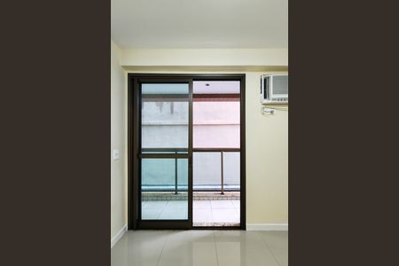 Apartamento à venda com 68m², 2 quartos e 1 vaga Apartamento à venda com 68m², 2 quartos e 1 vagaVaranda