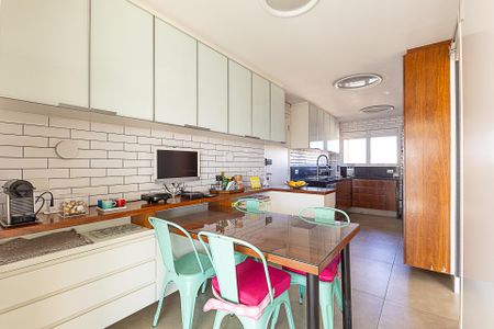 Apartamento à venda com 210m², 3 quartos e 3 vagas Apartamento à venda com 210m², 3 quartos e 3 vagasCozinha