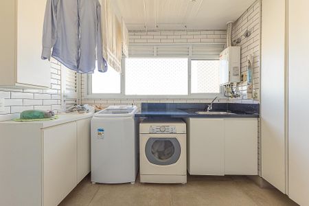 Apartamento à venda com 210m², 3 quartos e 3 vagas Apartamento à venda com 210m², 3 quartos e 3 vagasÁrea de Serviço
