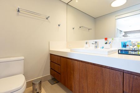 Apartamento à venda com 210m², 3 quartos e 3 vagas Apartamento à venda com 210m², 3 quartos e 3 vagasBanheiro da Suíte 1
