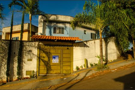 Casa para alugar com 80m², 2 quartos e 2 vagasFachada
