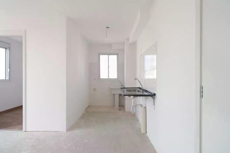 Apartamento à venda com 38m², 2 quartos e sem vaga Apartamento à venda com 38m², 2 quartos e sem vagaSala com piso de porcelanato e pia de porcelanato, sem geladeira ou fogão.
