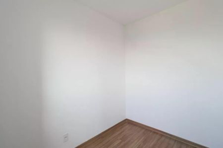 Apartamento à venda com 38m², 2 quartos e sem vaga Apartamento à venda com 38m², 2 quartos e sem vagaQuarto com paredes brancas e piso de madeira, iluminado por uma janela grande.
